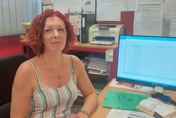 Laëticia de la ville Hirson, devant son poste avec le logiciel Siècle de Logitud.