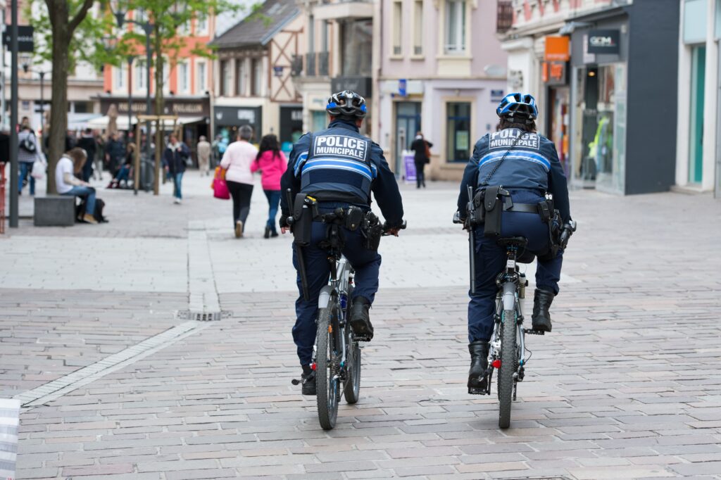 policier municipaux sur le terrain à vélo.