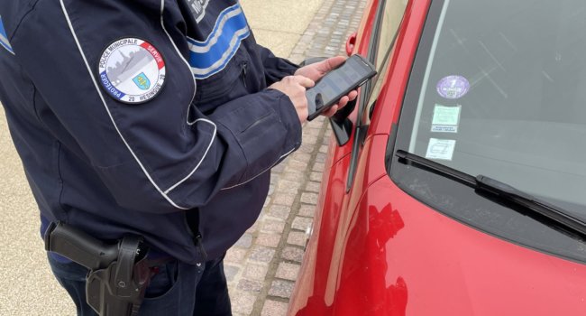 Policier verbalisant un véhicule